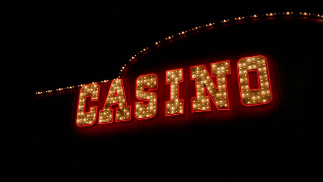 低角度中镜头闪烁赌场标志/拉斯维加斯，内华达州视频下载
