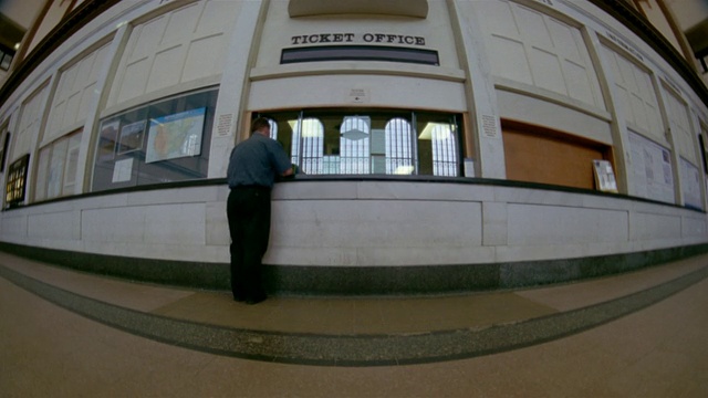 在美国科罗拉多州丹佛市火车站买票的乘客被DS时间圈了一圈视频下载