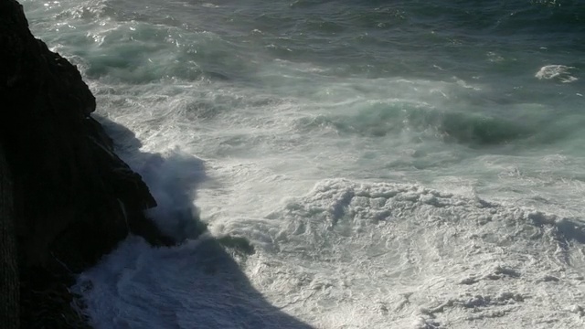 海浪撞击岩石/哈瓦那，古巴视频下载