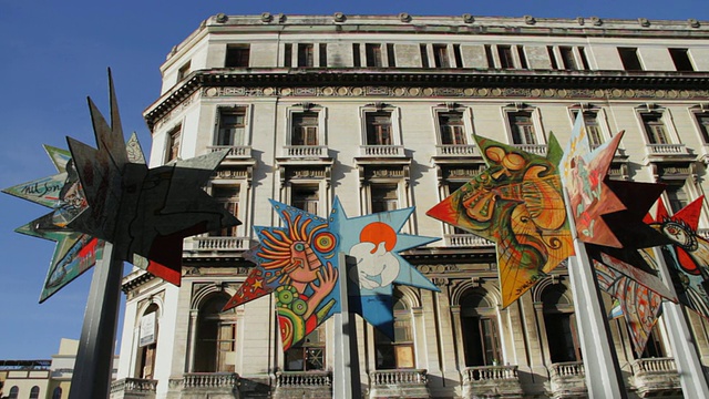 古巴哈瓦那国家艺术博物馆前的WS艺术展览视频下载