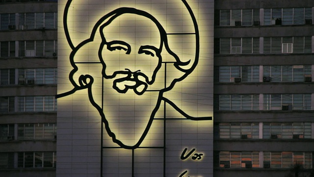 位于古巴哈瓦那革命广场的MS ZI大厦，上面画着Camilo Cienfuegos视频下载