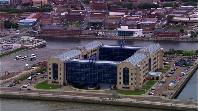 空中现代办公大楼/利物浦，英国视频下载