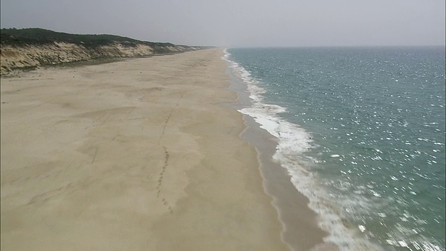 AERIAL WS沙地海岸线/葡萄牙塞图巴尔视频下载