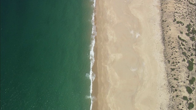 从上方俯瞰的空中WS海滩/塞图巴尔，葡萄牙视频下载