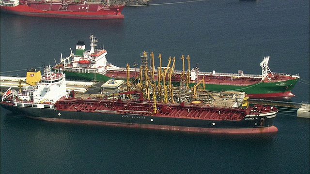 航拍WS大型船舶在码头/ Sines，塞图巴尔，葡萄牙视频下载