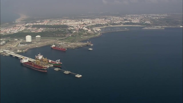 航拍WS大型船舶在码头和海岸线/塞图巴尔，葡萄牙视频下载