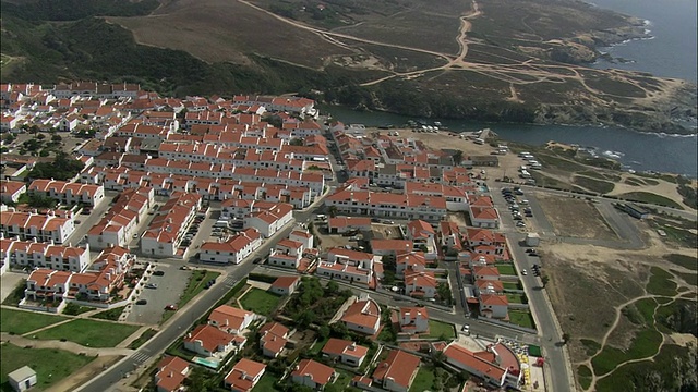 葡萄牙塞图巴尔市塞恩斯/塞恩斯以南的AERIAL WS PAN海岸线视频下载