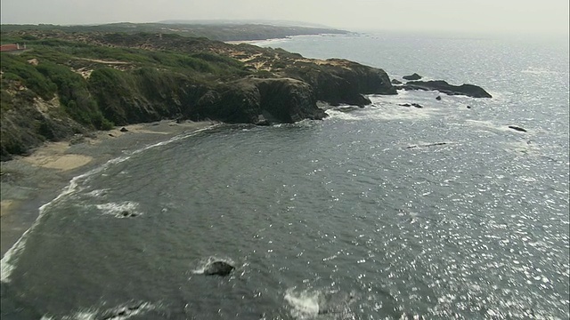 沿着海岸的空中WS悬崖/塞图巴尔，葡萄牙视频下载