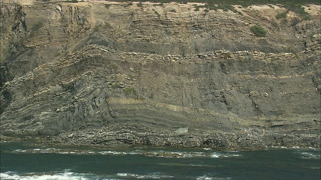 沿着海岸的空中WS悬崖/塞图巴尔，葡萄牙视频下载