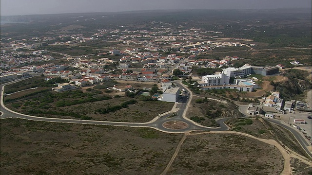 AERIAL WS Townscape with hotel on top of cliff / Sagres, Faro，葡萄牙视频素材