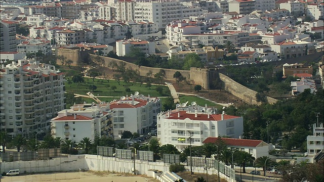 空中WS墙内的白色房屋/拉各斯，法罗，葡萄牙视频素材