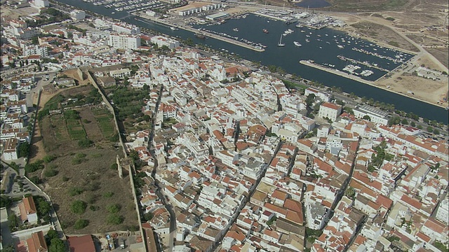 空中WS城市景观与城墙内的老城/拉各斯，法罗，葡萄牙视频下载