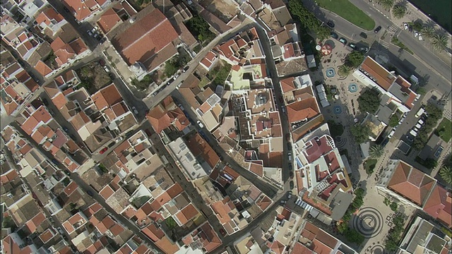 空中WS城市景观俯瞰/拉各斯，法罗，葡萄牙视频下载