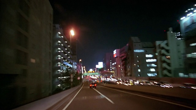 日本东京，夜间高速公路和彩虹桥上行驶的汽车视频素材
