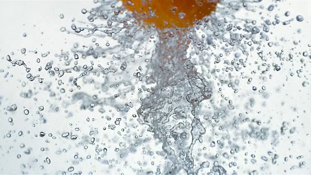 ECU SLO MO漏水，溅到橙色上视频下载