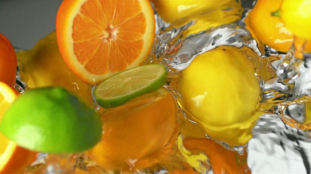 ECU SLO MO水里的柠檬和酸橙视频下载