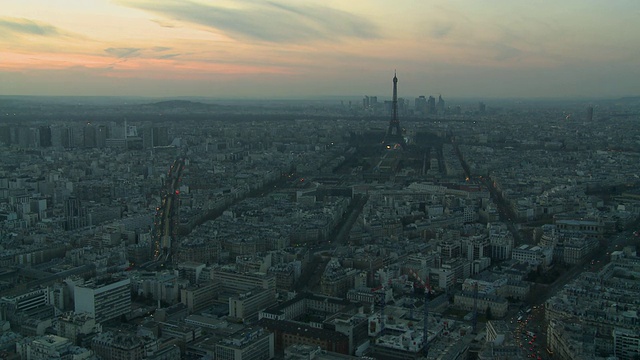 黄昏的埃菲尔铁塔鸟瞰图/巴黎，Ill de France，法国视频素材