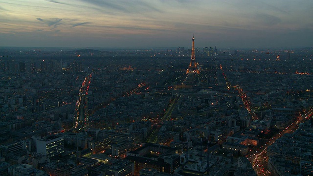黄昏的埃菲尔铁塔鸟瞰图/巴黎，Ill de France，法国视频素材
