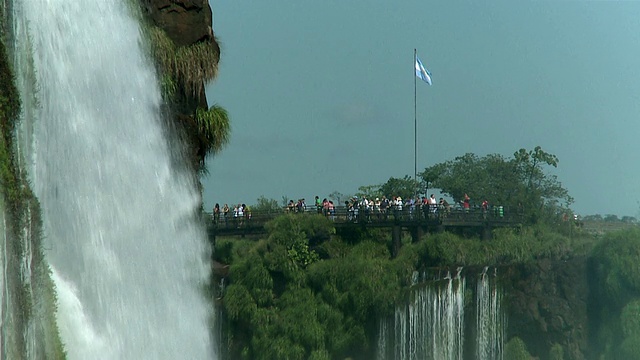 WS SLO MO People watching Iguacu waterfall / Iguazu，阿根廷视频下载