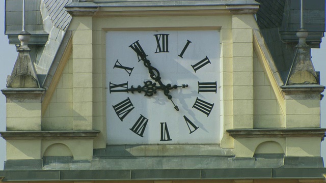 斯洛文尼亚卢布尔雅那的教堂和时钟视频素材
