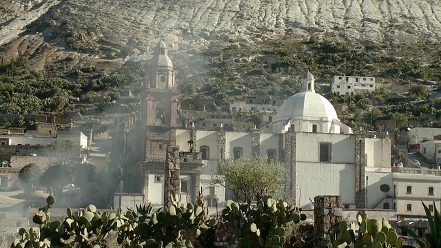 沙漠小镇教堂的WS视图/ Real de Catorce，圣路易斯波托西，墨西哥视频素材
