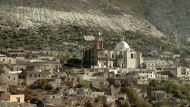沙漠小镇教堂的WS视图/ Real de Catorce，圣路易斯波托西，墨西哥视频素材