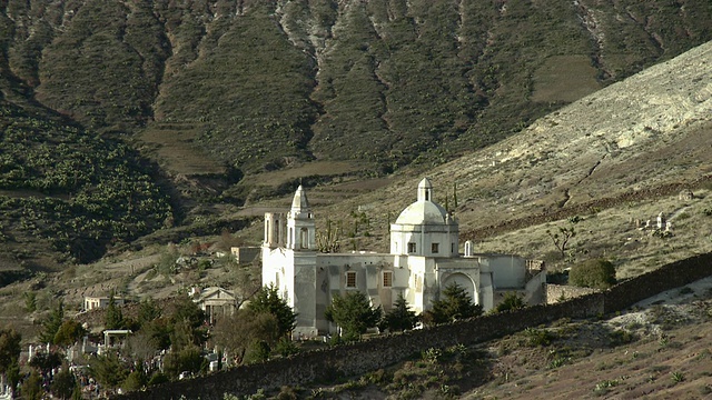 沙漠墓地教堂的WS视图/ Real de Catorce，圣路易斯波托西，墨西哥视频素材