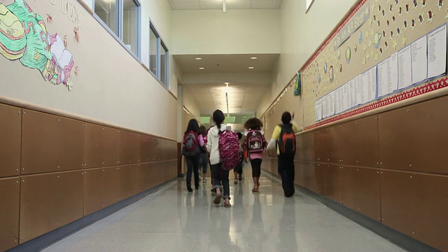 WS儿童(8-11)走过小学/大学的走廊，华盛顿，美国视频下载