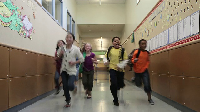 美国华盛顿，WS儿童(8-11)在小学/大学广场的走廊上奔跑视频下载