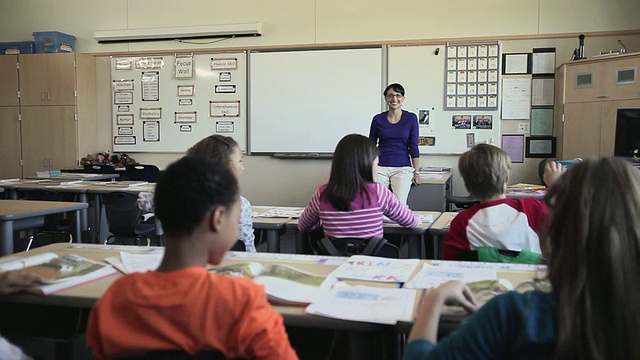 MS学生(8-11)在美国华盛顿大学的小学课堂上听老师举手提问视频下载