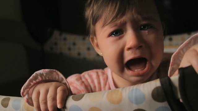 MS女婴(6-11个月)在婴儿围栏里哭泣/美国佛罗里达州迈阿密视频素材