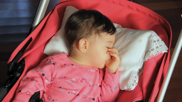 MS小女孩(6-11个月)睡在婴儿车里，吮着拇指/迈阿密，佛罗里达，美国视频下载
