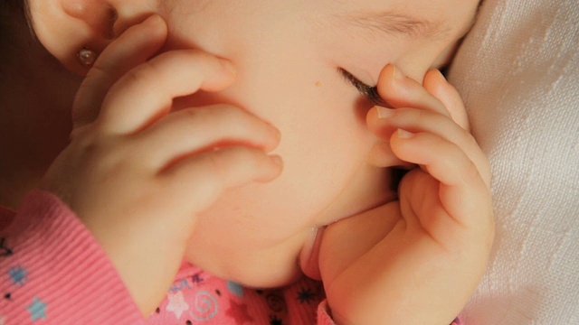 CU女婴(6-11个月)睡在婴儿车里揉眼睛/迈阿密，佛罗里达，美国视频下载