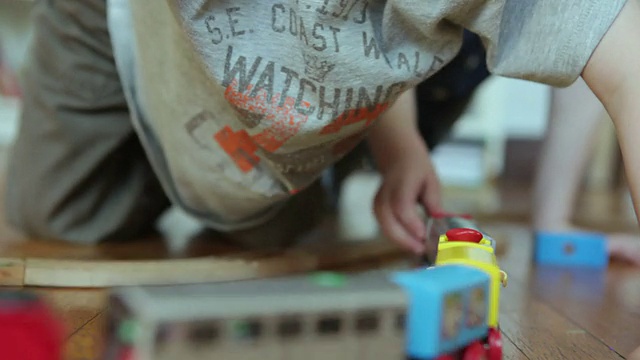 CU男孩(4-5)在地板上玩玩具火车/布鲁克林，纽约，美国视频素材