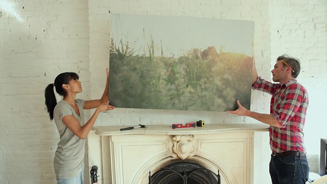 在美国纽约布鲁克林的客厅里挂着一幅MS Couple的画视频下载