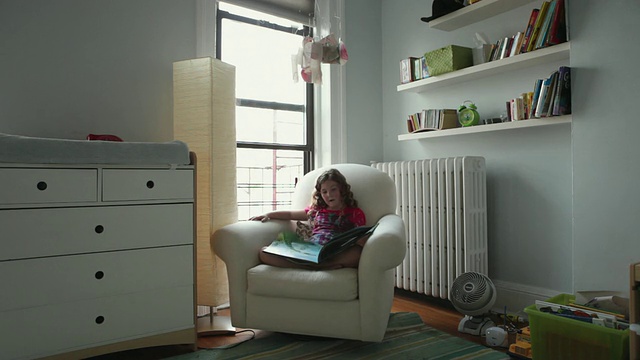 WS女孩(6-7)在儿童房看书/布鲁克林，纽约，美国视频素材