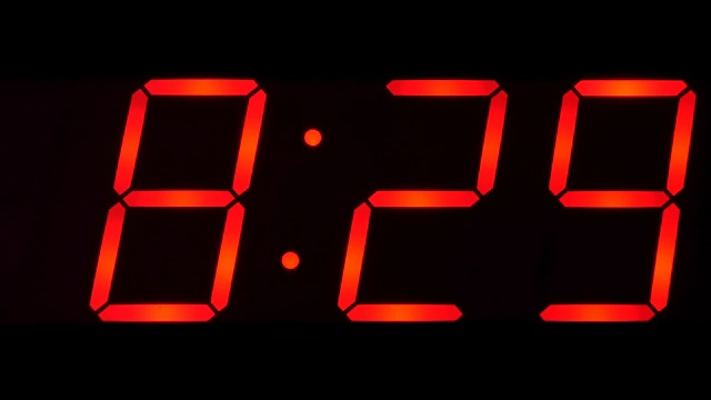 大钟上显示的时间是08:00到08:59视频下载