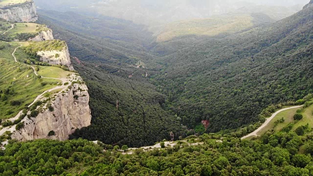 无人机在令人惊叹的绿色峡谷上空拍摄航拍镜头。视频素材