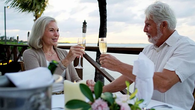 白人老年人享受豪华海滩酒店晚餐视频素材