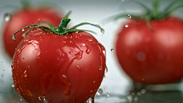 水滴落在新鲜的番茄上视频素材