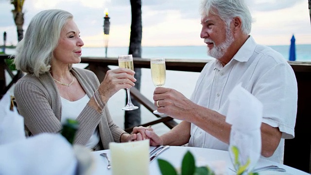 白种人老年人享受浪漫的晚餐假期视频素材