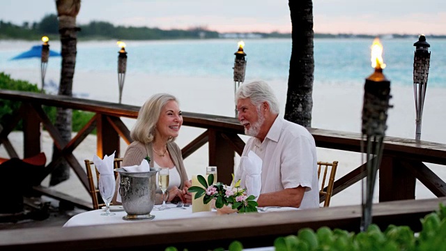 一对退休白人夫妇在海滩酒店吃饭视频素材