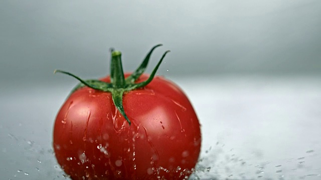 番茄掉在湿桌子上视频素材