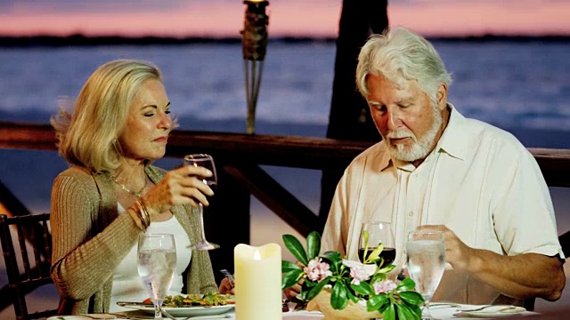 幸福的白人老年夫妇在海滨酒店用餐视频素材