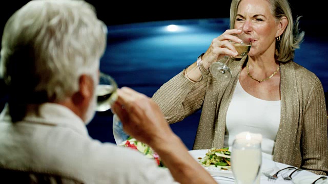 退休白人夫妇在海滩酒店享用晚餐视频素材
