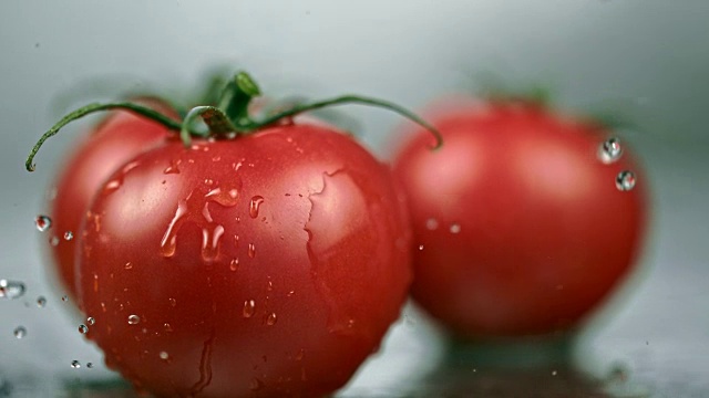 湿西红柿掉在桌子上视频素材