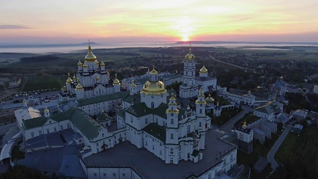 乌克兰Ternopil州的东正教修道院Holy Dormition Pochayiv Lavra的鸟瞰图。东欧视频素材