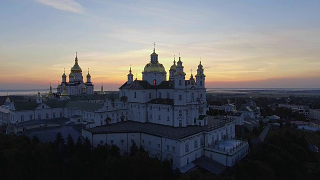 乌克兰Ternopil州的东正教修道院Holy Dormition Pochayiv Lavra的鸟瞰图。东欧视频素材