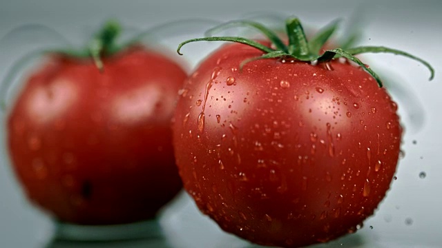 湿番茄掉在桌子上视频素材