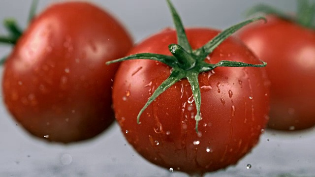三个刚洗好的西红柿掉在桌子上视频素材